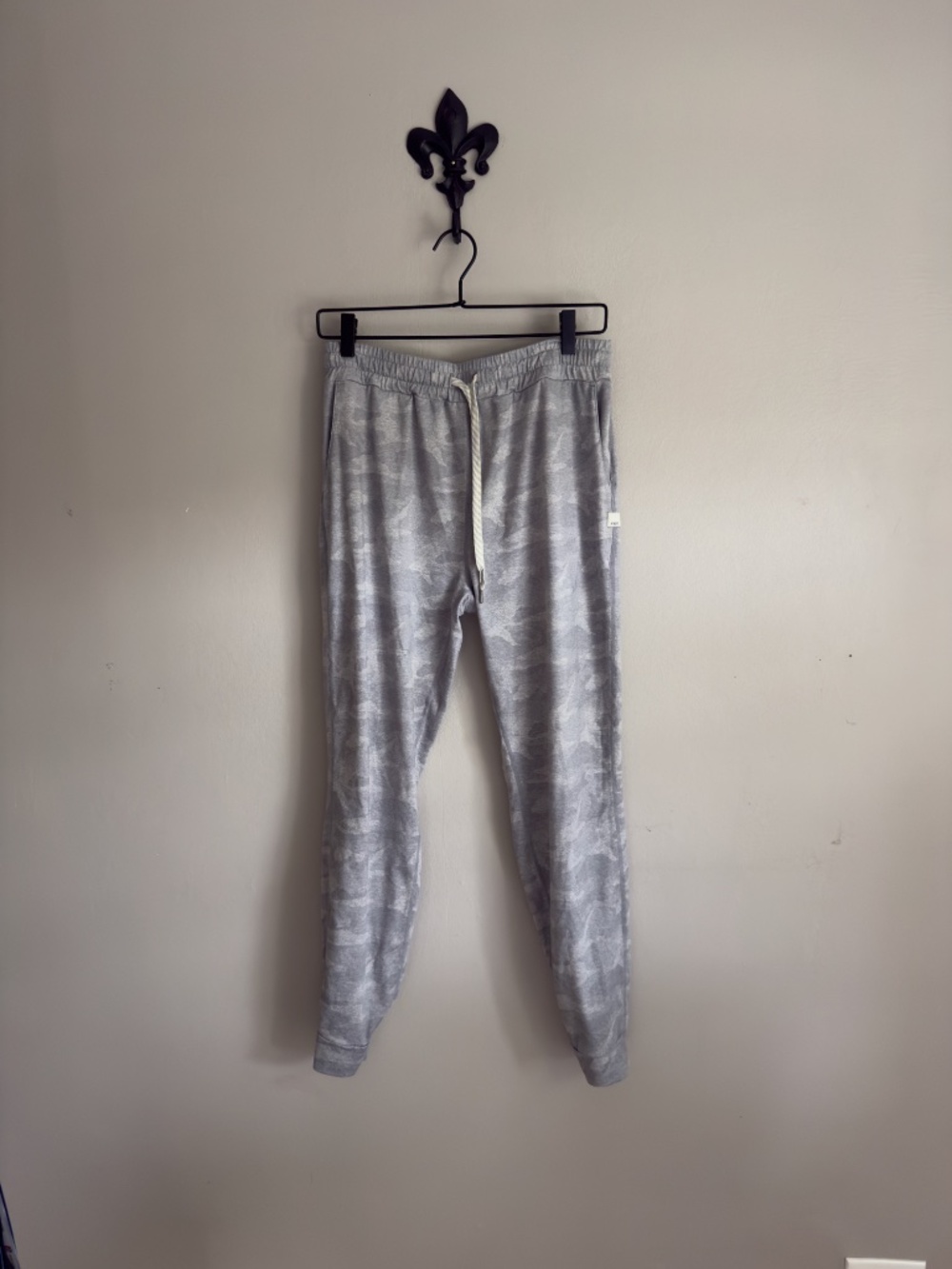 VUORI PERFORMANCE JOGGER — GRAY CAMO — M
